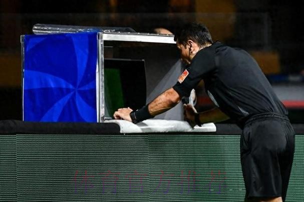 中国足协打造视频助理裁判(VAR)团队 为2018赛季全面推行新技术做准备 中国足协打造视频助理裁判(VAR)团队 为2018赛季全面推行新技术做准备