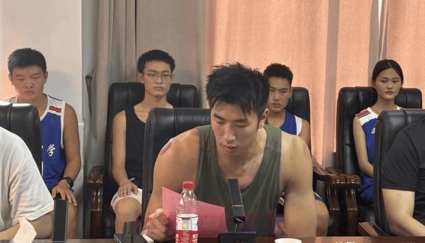 里勒突破妙传 邹雨宸跟进上篮得手 里勒突破妙传 邹雨宸跟进上篮得手